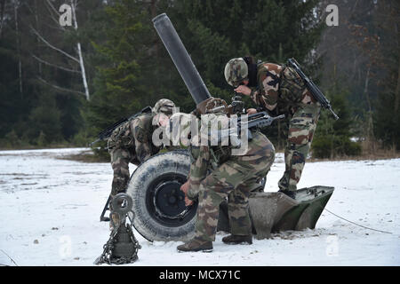 Soldats français des missions de tir conduite avec un mortier de 120 mm dans le cadre de l'exercice à 18 avant dynamiques de l'armée américaine le secteur d'entraînement Grafenwoehr (Allemagne), le 05 mars 2018. L'exercice comprend environ 3 700 participants de 26 nations. Avant dynamique est un rapport annuel de l'armée américaine l'Europe (USAREUR) exercice portait sur l'interopérabilité de l'armée américaine, service commun et pays allié d'artillerie et de l'appui feu dans un environnement multinational, théâtre de quartier général au niveau de l'identification des cibles d'équipes des canons tirant des cordons sur le terrain. (U.S. Photo de l'armée par Gertrud Zach) Banque D'Images