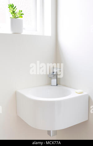 Coin lavabo moderne minimaliste dans un vestiaire Banque D'Images