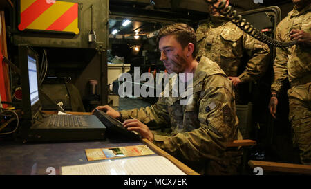 Des soldats britanniques du 19e Regiment Royal Artillery l'exploitation d'un poste de travail dynamique au cours de l'exercice à la 7e 18 Avant la formation de l'armée à Grafenwoehr commande, l'Allemagne, le 5 mars 2018. Avant dynamiques exercice 18 comprend environ 3 700 participants de 26 nations à l'armée américaine Zone d'entraînement Grafenwoehr (Allemagne), 23 Février-mars 10, 2018. Avant dynamique est un rapport annuel de l'armée américaine l'Europe (USAREUR) exercice portait sur l'interopérabilité de l'armée américaine, service commun et pays allié d'artillerie et de l'appui feu dans un environnement multinational, théâtre de l'identification des cibles de niveau t Banque D'Images
