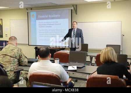 Thomas D. Manganello, avocat principal, Bureau de l'éducation des investisseurs et plaidoyer United States Securities & Exchange Commission de Washington, DC, parle aux membres du service sur l'importance de la gestion financière et d'épargne, 2 mars 2018 de l'Aloha Centre sur Fort Shafter. La classe a été coordonnée entre la SEC et le personnel du Pacifique l'armée américaine, et faisait partie de la semaine Militaire enregistre. La semaine est un militaire enregistre chaque année l'occasion pour les installations et les organisations à promouvoir de bonnes habitudes d'épargne et d'une occasion pour les militaires et leurs familles afin d'évaluer leur propre état d'économie. Banque D'Images