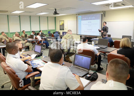 Peter Kane, Securities and Exchange Commission des États-Unis, représentant de la Los Angeles, Californie, parle au service militaire les membres sur la différence de l'épargne et des placements pour financer une classe, Mar. 2, 2018 de l'Aloha Centre sur Fort Shafter. La classe a été coordonnée entre la SEC et le personnel du Pacifique l'armée américaine, et faisait partie de la semaine Militaire enregistre. La semaine est un militaire enregistre chaque année l'occasion pour les installations et les organisations à promouvoir de bonnes habitudes d'épargne et d'une occasion pour les militaires et leurs familles afin d'évaluer leur propre état d'économie. (U.S. Photo de l'armée par le s. Banque D'Images