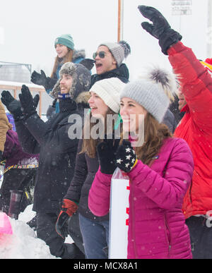 Soixante-sept chiens chassés de la 46th Annual Iditarod Trail Sled Dog Race avec un 11-mile de début de cérémonie grâce à Anchorage, Alaska, le 3 mars 2018. "La dernière grande course sur terre" jette 1 000 milles de l'Alaska des chaînes de montagnes déchiquetées, rivières gelées, forêts denses, désert, toundra et balayées par des kilomètres de côte au mushers et leurs équipes car elles fixent leurs yeux sur la ligne d'arrivée à Nome, sur la côte de la mer de Béring. (U.S. Photo de l'Armée de l'air par la Haute Airman Curt Beach) Banque D'Images