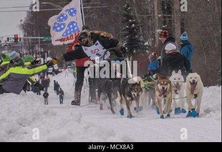 La 46e course annuelle de chiens de traîneau Iditarod Trail est une compétition d'endurance en Alaska en 2018 qui a commencé par un départ cérémoniel de 18 milles à Anchorage le 3 mars. La course couvre environ 1 000 miles jusqu'à Nome sur la côte de la mer de Béring. L'image d'archive enregistre les mushers et les équipes de chiens de traîneau participants au début de l'événement. Banque D'Images