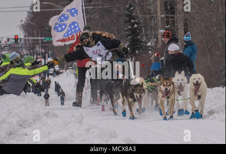 Soixante-sept chiens chassés de la 46th Annual Iditarod Trail Sled Dog Race avec un 11-mile de début de cérémonie grâce à Anchorage, Alaska, le 3 mars 2018. "La dernière grande course sur terre" jette 1 000 milles de l'Alaska des chaînes de montagnes déchiquetées, rivières gelées, forêts denses, désert, toundra et balayées par des kilomètres de côte au mushers et leurs équipes car elles fixent leurs yeux sur la ligne d'arrivée à Nome, sur la côte de la mer de Béring. (U.S. Photo de l'Armée de l'air par la Haute Airman Curt Beach) Banque D'Images