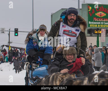 La 46e course annuelle de chiens de traîneau Iditarod Trail est une compétition de chiens de traîneau longue distance de 1 000 miles menée en Alaska en 2018. Le 3 mars 2018, soixante-sept mushers commencent le départ cérémonial de 11 milles par Anchorage avant de se diriger vers la route vers Nome sur la côte de la mer de Béring. L'image d'archive documente le segment d'ouverture publique de la course d'endurance connue sous le nom de la dernière Grande course sur Terre. Banque D'Images