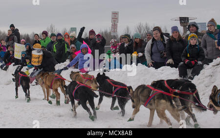 Soixante-sept chiens chassés de la 46th Annual Iditarod Trail Sled Dog Race avec un 11-mile de début de cérémonie grâce à Anchorage, Alaska, le 3 mars 2018. "La dernière grande course sur terre" jette 1 000 milles de l'Alaska des chaînes de montagnes déchiquetées, rivières gelées, forêts denses, désert, toundra et balayées par des kilomètres de côte au mushers et leurs équipes car elles fixent leurs yeux sur la ligne d'arrivée à Nome, sur la côte de la mer de Béring. (U.S. Photo de l'Armée de l'air par la Haute Airman Curt Beach) Banque D'Images