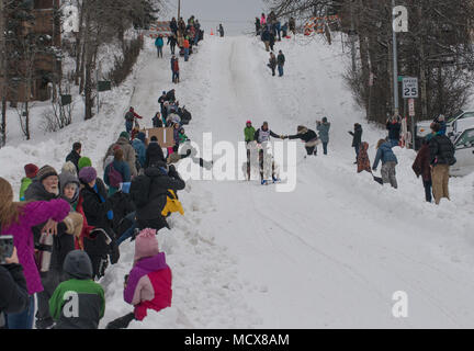 Soixante-sept chiens chassés de la 46th Annual Iditarod Trail Sled Dog Race avec un 11-mile de début de cérémonie grâce à Anchorage, Alaska, le 3 mars 2018. "La dernière grande course sur terre" jette 1 000 milles de l'Alaska des chaînes de montagnes déchiquetées, rivières gelées, forêts denses, désert, toundra et balayées par des kilomètres de côte au mushers et leurs équipes car elles fixent leurs yeux sur la ligne d'arrivée à Nome, sur la côte de la mer de Béring. (U.S. Photo de l'Armée de l'air par la Haute Airman Curt Beach) Banque D'Images