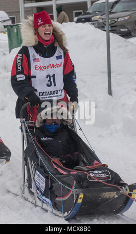 Soixante-sept chiens chassés de la 46th Annual Iditarod Trail Sled Dog Race avec un 11-mile de début de cérémonie grâce à Anchorage, Alaska, le 3 mars 2018. "La dernière grande course sur terre" jette 1 000 milles de l'Alaska des chaînes de montagnes déchiquetées, rivières gelées, forêts denses, désert, toundra et balayées par des kilomètres de côte au mushers et leurs équipes car elles fixent leurs yeux sur la ligne d'arrivée à Nome, sur la côte de la mer de Béring. (U.S. Photo de l'Armée de l'air par la Haute Airman Curt Beach) Banque D'Images