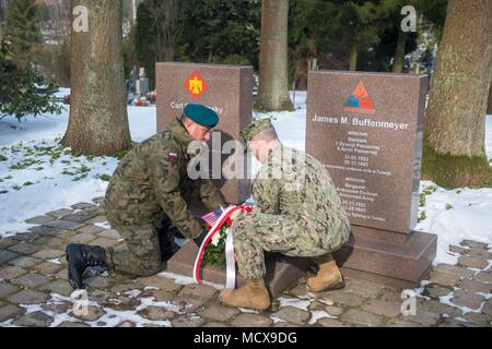 {180306-N-ST458-0662} SLUPSK, Pologne (Mar. 6, 2018). Le cmdr. John Brown (à droite), de la direction de l'installation de soutien naval (NSF) Redzikowo, et le Major Mariusz Warta (à gauche), de la direction de la protection des forces polonaises à la base du bataillon à Redzikowo, déposer une couronne sur la tombe de deux soldats américains qui sont morts comme des prisonniers de guerre pendant la Seconde Guerre mondiale et sont enterrés à Slupsk, Pologne. Redzikowo NSF est le plus récent de la Marine, de l'installation et la première installation aux États-Unis, en Pologne. Ses activités permettent à la réactivité des forces des États-Unis et de leurs alliés à l'appui de la région marine d'Europe, d'Afrique, Southwes Banque D'Images