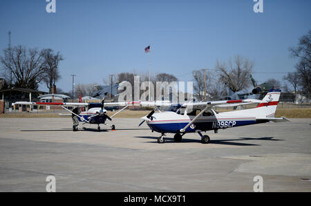 Patrouille de l'aviation civile, deux avions Cessna 182 Park sur la ligne de vol après avoir participé à une des opérations nationales (DOMOPS) formation exercice avec le 132Aile D, Renseignement, surveillance et reconnaissance (ISRG) le 3 mars, 2018, 132d, l'aile Des Moines, Iowa. L'avion contribue à donner l'ISRG avec des images pour l'analystes à traiter, évaluer et diffuser aux commandants. (U.S. Photo de la Garde nationale aérienne d'un membre de la 1re classe Katelyn Sprott) Banque D'Images