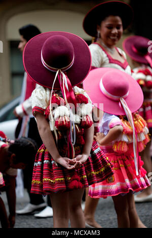 Célébrer la culture bolivienne à Barcelone, Espagne. Banque D'Images
