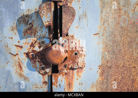Ancienne serrure rouillée dans grungy metal porte. La photo en gros Banque D'Images
