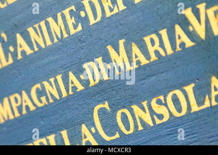 Pavie, Italie. Le 16 novembre 2017. Inscriptions en latin sur le mur dans 'Chiesa dei Santi Gervasio e Protasio Martiri" - l'église des Saints et Gervasius Banque D'Images