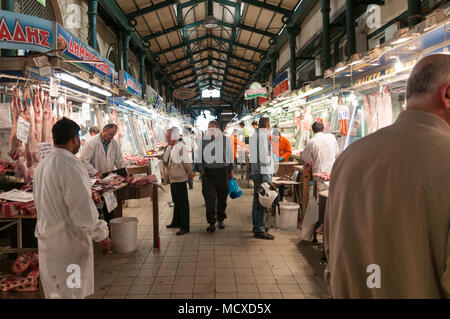 Athènes, Grèce - 29 Avril 2018 : Shoppers parcourir les étals de boucher de la viande dans le célèbre marché d'Athènes, Grèce. Banque D'Images