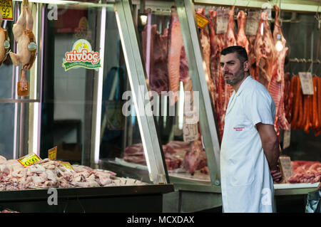 Athènes, Grèce - 29 Avril 2018 : un commerçant à la recherche de clients potentiels au célèbre marché grec, la Grèce. Banque D'Images