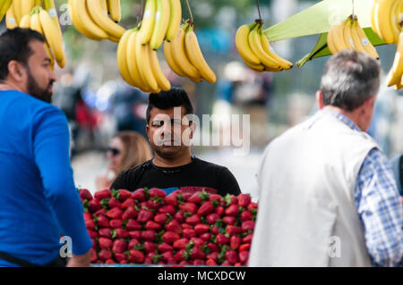 Athènes, Grèce - 29 Avril 2018 : un commerçant vend des fruits sur son échoppe dans le centre d'Athènes, Grèce. Banque D'Images