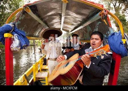 Mariachis sur un bateau à Xochimilco. La ville de Mexico, Mexique Banque D'Images