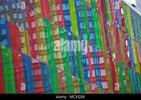 Immeuble à Montréal Canada avec des fenêtres en verre coloré Banque D'Images