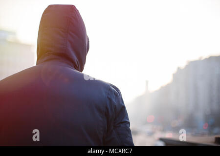 Hipster solitaire dans l'homme des bois sur pied city street dans la soirée Banque D'Images