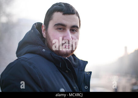 Portrait d'un homme barbu à l'extérieur Banque D'Images