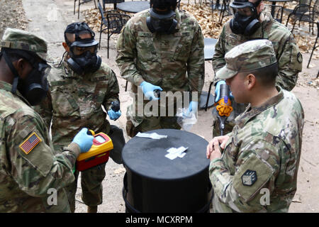 Le sergent Ivan Franco (à droite), un chef de l'équipe de décontamination chimique pour une équipe d'intervention affectés à la 68e, chimique, biologique, radiologique et nucléaire (CBRN) (Société d'Escorte Technique), 2e Bataillon CBRN à Fort Hood, au Texas et membre de l'actuel groupe de travail collecte au sol, enseigne l'équipe GCTF entrant sur suivant les procédures appropriées, les techniques de collecte, de maintenir leur EPI (équipements de protection individuelle), et s'assurer qu'ils obtiennent suffisamment de preuves de l'échantillon. Les soldats de la 20e d'armes chimiques, biologiques, radiologiques, nucléaires, des explosifs (CBRNE) et divers agen Banque D'Images