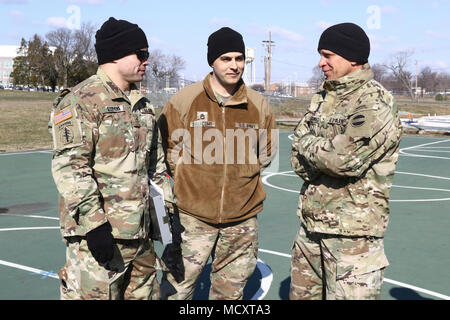 Le Major Ted Stephens (à gauche), un officier des opérations nucléaires, et le Sgt. 1re classe Salvatore Di Giacomo (centre), un chef d'équipe, tant pour l'équipe d'invalidité nucléaire 3 discuter de la criminalistique nucléaire technique nationale (NTNF) sol Collection Task Force (GCTF) mission avec la commande Sgt. Le major Michael A. Grinston, le sergent-major de commandement du Commandement des forces de l'armée américaine, au cours de l'exercice d'entraînement sur le terrain de la part des universitaires GCTF NCTF. Les soldats de la 20e d'armes chimiques, biologiques, radiologiques, nucléaires, des explosifs (CBRNE) et divers organismes gouvernementaux se sont réunis à Aberdeen Proving Ground Banque D'Images