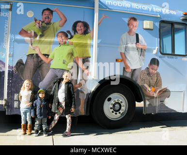 Tierra Vista enfants communautés se tenir en face de la bibliothèque mobile services à Schriever Air Force Base, Colorado, le 16 mars 2018. Le Pikes Peak District Bibliothèque fournit le bus mobiles et des lecteurs pour la TVC chaque vendredi pour fournir des livres et d'autres divertissements pour les membres de la communauté Schriever. Banque D'Images