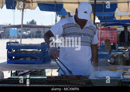 Un vendeur de hot-dogs aliments cuisiniers pendant la Yuma 2018 organisé par Airshow Marine Corps Air Station Yuma (Arizona), le 17 mars 2018. Comme le seul militaire libre de l'aéronautique de l'année, MCAS Yuma donne à la communauté pour en savoir plus sur l'équipement militaire et d'interagir avec les membres de service qui travaillent avec eux. Banque D'Images