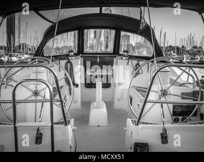 Vue sur le port grâce à une cabine de bateau, Toronto, Canada Banque D'Images