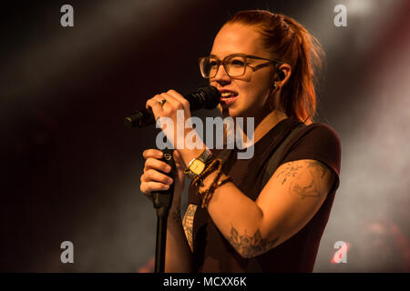 Le chanteur et compositeur suisse Stefanie Heinzmann vivre au Schüür Lucerne, Suisse Banque D'Images