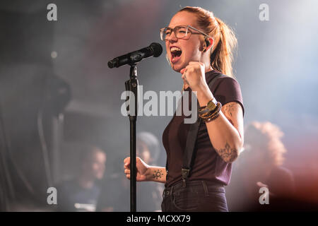 Le chanteur et compositeur suisse Stefanie Heinzmann vivre au Schüür Lucerne, Suisse Banque D'Images