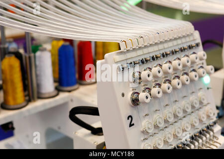 Libre de la machine à broder industrielle double tête. Focus sélectif. Banque D'Images