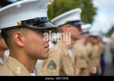 SAN JUAN CAPISTRANO, Californie (24 mars 2018) - Les Marines et les marins à la 1e Bataillon, 11e Régiment de Marines, 1 Division de marines, stand en formation avant le 60e jour d'Hirondelles défilent le 24 mars 2018. La parade est l'un des plus grands défilés et non motorisés est organisé chaque année dans le cadre de rendre hommage à l'espagnol de la ville et de l'histoire occidentale. Au cours de l'événement, les Marines ont marché dans l'unité de formation et porté leurs couleurs et le drapeau américain. Banque D'Images