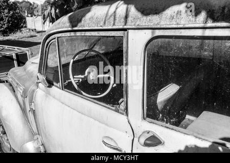 Vieille voiture abandonnée Banque D'Images