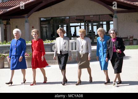 Première Mesdames Barbara Bush, Nancy Reagan, Rosalynn Carter, Betty Ford, Pat Nixon, Lady Bird Johnson et au dévouement de la Ronald Reagan Presidential Library, Simi Valley, CA, Banque D'Images