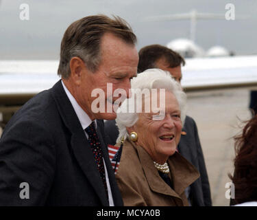 L'ancien président américain George Bush et la Première Dame Barbara Bush sont reçus dès leur arrivée sur la base aérienne d'Andrews, dans le Maryland. Ils sont ici pour la prière et la réconciliation nationale au service de la cathédrale nationale de Washington D.C. Banque D'Images