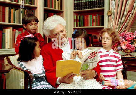 Mme Barbara Bush lit aux enfants dans la bibliothèque de la Maison Blanche, 24 Nov 90. (24 juillet 1990) Banque D'Images