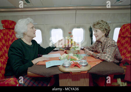 07/12/1988 Nancy Reagan et Barbara Bush le voyage par avion de Première dame à Andrews AFB Banque D'Images