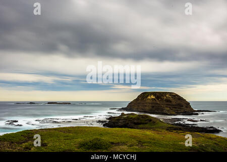 Nobbies & Seal Rock, à partir de cette magnifique plage, avec des vues spectaculaires et offre toujours un affichage à partir de la côte de promenades et de points de vue. Banque D'Images