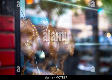 Poulet rôti accroché derrière la fenêtre en verre dans le quartier chinois de la ville de Melbourne, Victoria, Australie, de l'Australasie. Banque D'Images