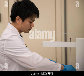 Yoshito Oshiro, 18e Escadron en médecine aérospatiale médecine préventive des services de laboratoire de vol, chimiste rassemble des échantillons à tester le 8 mars 2018, à Kadena Air Base, au Japon. Les tests de laboratoire d'éléments trouvés dans l'environnement de l'Okinawa, Japon, tels que l'eau, l'huile et le sol. (U.S. Photo de l'Armée de l'air par la Haute Airman Jessica H. Smith) Banque D'Images