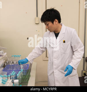 Yoshito Oshiro, 18e Escadron en médecine aérospatiale médecine préventive des services de laboratoire de vol, chimiste rassemble des échantillons à tester le 8 mars 2018, à Kadena Air Base, au Japon. Les tests de laboratoire d'éléments trouvés dans l'environnement de l'Okinawa, Japon, tels que l'eau, l'huile et le sol. (U.S. Photo de l'Armée de l'air par la Haute Airman Jessica H. Smith) Banque D'Images