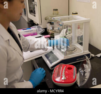 Akane Amagai, 18e Escadron en médecine aérospatiale médecine préventive des services de laboratoire de vol, d'une pharmacie d'étalonner une échelle 8 mars 2018, à Kadena Air Base, au Japon. Les tests de laboratoire d'éléments trouvés dans l'environnement de l'Okinawa, Japon, tels que l'eau, l'huile et le sol. (U.S. Photo de l'Armée de l'air par la Haute Airman Jessica H. Smith) Banque D'Images