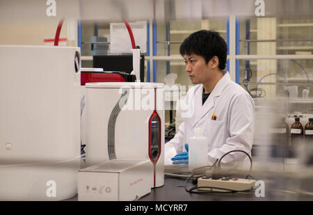 Yoshito Oshiro, 18e Escadron en médecine aérospatiale médecine préventive des services de pharmacie, de laboratoire de vol se prépare à nettoyer l'équipement de laboratoire, 8 mars 2018, à Kadena Air Base, au Japon. Les tests de laboratoire d'éléments trouvés dans l'environnement de l'Okinawa, Japon, tels que l'eau, l'huile et le sol. (U.S. Photo de l'Armée de l'air par la Haute Airman Jessica H. Smith) Banque D'Images