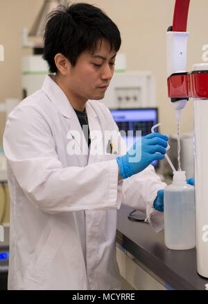 Yoshito Oshiro, 18e Escadron en médecine aérospatiale médecine préventive des services de pharmacie, de laboratoire de vol se prépare à nettoyer l'équipement de laboratoire, 8 mars 2018, à Kadena Air Base, au Japon. Les tests de laboratoire d'éléments trouvés dans l'environnement de l'Okinawa, Japon, tels que l'eau, l'huile et le sol. (U.S. Photo de l'Armée de l'air par la Haute Airman Jessica H. Smith) Banque D'Images