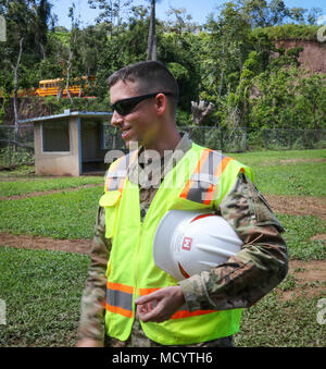 3 mars 2018, Commandant adjoint Lcol John Cunningham quartier Portland visites bénévoles déployés dans le bureau de projet de Aguadilla à Porto Rico à l'appui de la Force opérationnelle de la restauration de l'alimentation. Il a survolé par hélicoptère à partir de la télécommande à Aguadilla Team 10 Site dans le sud de l'île montagne. Banque D'Images