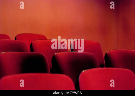 Théâtre vide rouge sièges. Shallow DOF. Banque D'Images