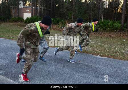 Le Sgt commande. Le major Michael Grinston, sergent-major de commandement du Commandement des forces de l'armée américaine, moyen, effectue l'entraînement physique avec des soldats de la 385e Bataillon de la Police militaire à Fort Stewart, en Géorgie, le 8 mars 2018, avant l'exécution par le biais de la Marne Mile. Grinston visité le bataillon de présenter le Siège et Détachement de l'Administration centrale, 385MP NE., la préparation (FORSCOM Trophée Eagle Award). (U.S. Photo de l'armée par la CPS. Noelle E. Wiehe, 50e Détachement des affaires publiques, 3ème Division d'infanterie/ libéré) Banque D'Images