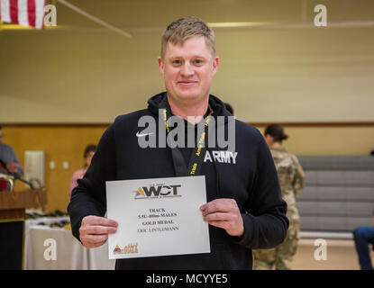 Le prix de la médaille d’or masculine 5,5U 400m Sprint 2018 a été remis à Fort Bliss, Texas, le 6 mars 2018, dans le cadre du programme de sports adaptatifs de l’Armée pour les militaires blessés, malades et blessés. Les archives photographiques documentent la cérémonie officielle de remise des médailles dans le cadre des épreuves de compétition. Banque D'Images