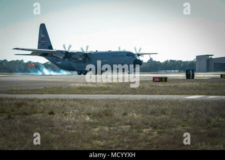 Un C-130J Super Hercules terres pendant 18 Emerald Warrior, le 2 mars 2018, à Hurlburt Field, en Floride. Au Emerald Warrior, le plus important d'opérations spéciales interarmées et interalliées, exercice U.S. Special Operations Forces commande former pour répondre aux différentes menaces dans toute la gamme des conflits. (U.S. Photo de l'Armée de l'air par le sergent. Michael batailles) Banque D'Images